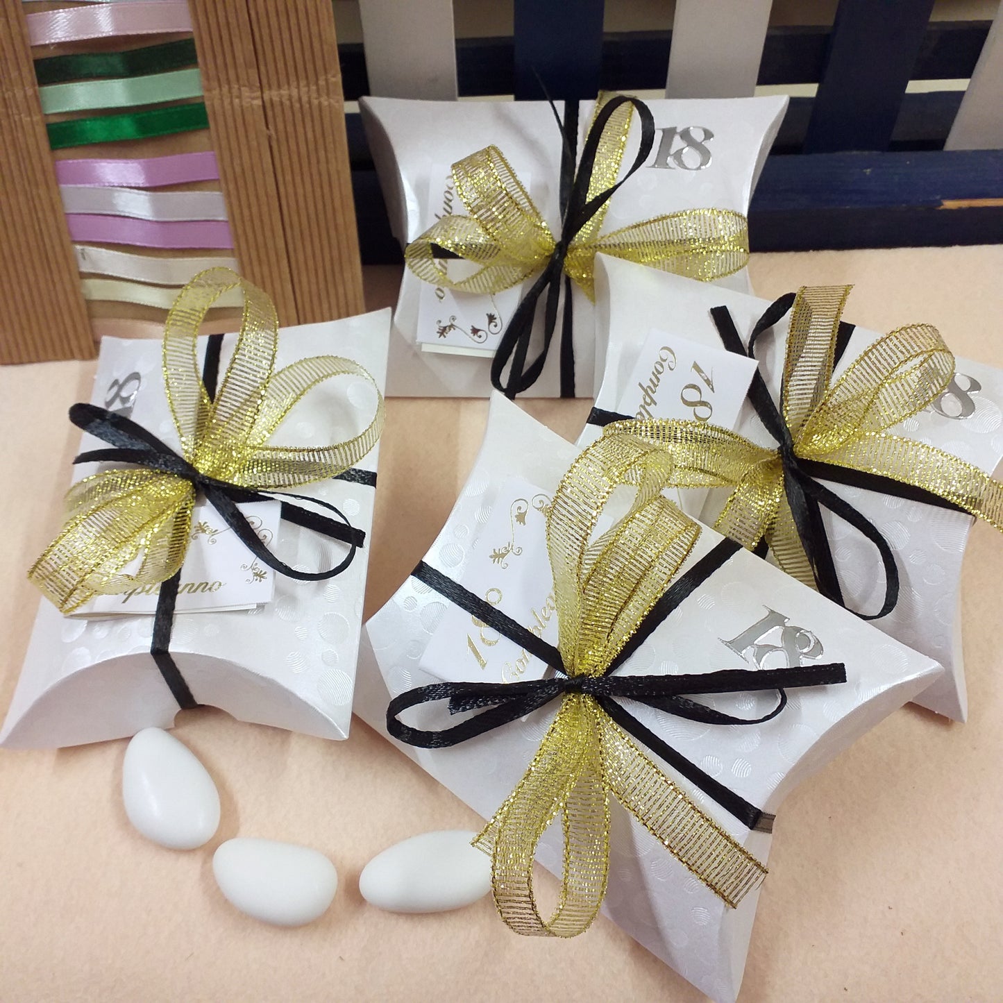 allestimento confettata nero oro shop bomboniere 18 anni bustina bianca economica simboli diciottesimo ragazzo ragazza bigliettino il mio 18° compleanno scritta portaconfetti scatolina con 3 confetti