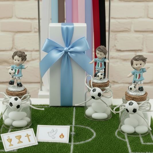 packaging scatola nastro azzurro celeste per barattolini vasetti tappo sughero fiocco applicazione calcio calciatore con pallone statuetta maglia azzurra Italia da confezionare come bomboniera segnaposto portaconfetti con tulle e confetti bigliettino simboli