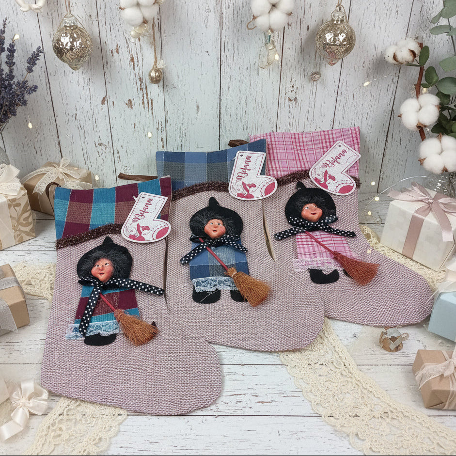 vetrina natalizia shabby chic calza juta e tessuto befana epifania con scopetta scacciaguai beige blu rosa da riempire per confezionamento fai da te natale dolciumi biscotti caramelle cioccolatini pasticceria regalini ricordini souvenir