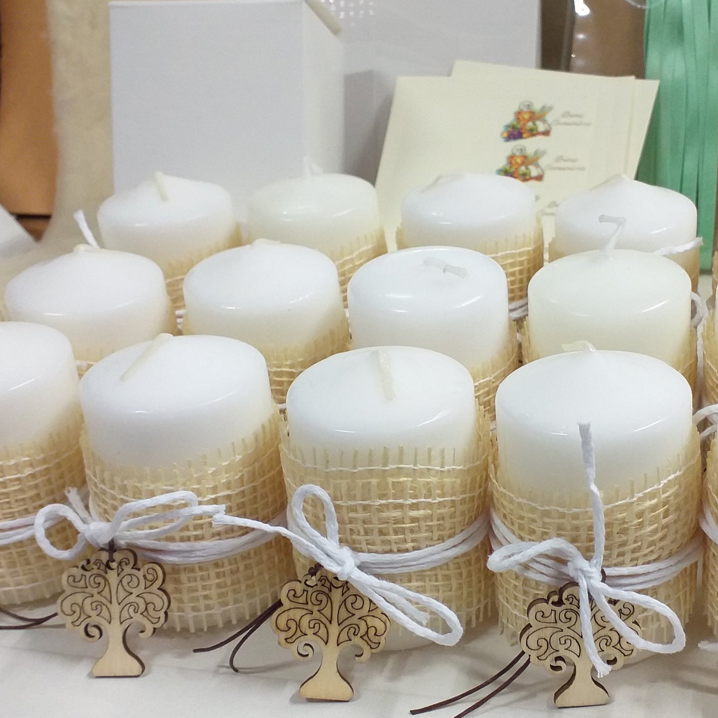 kit fai da te candele bianche ceri lunga durata lumini bomboniere juta corda ciondolo albero della vita legno da confezionare come bomboniera green per Comunione Cresima con scatola nastro bigliettini