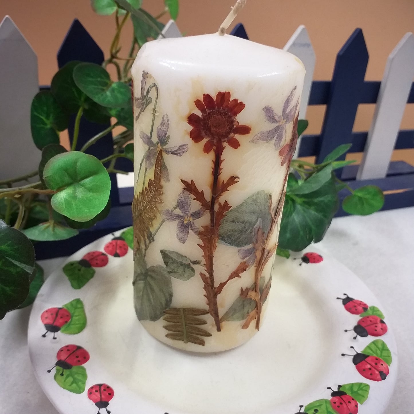 cera bianca tedesca shop online forma cilindrica candela moccolo cero da decorare fai da te per composizioni floreali centrotavola corona avvento natale packaging idea regalo vetrinistica con fiori pressati essiccati su piattino coccinelle