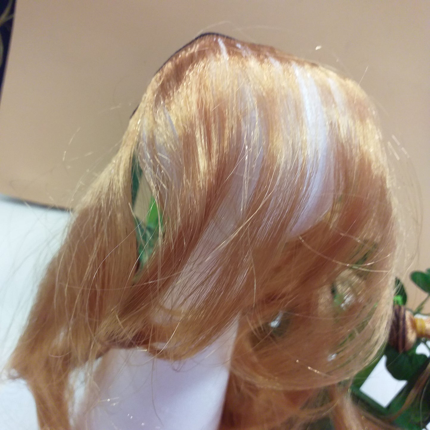 lato anteriore idea vetrina fai da te come creare parrucca bambola di capelli lisci sintetici finti biondo caramello con ciocca in vendita online