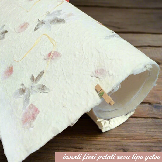 Carta gelso fatta a mano con fiori rossi rosa inserti petali foglie rafia base avoha bianca uso packaging confezionamento regali bomboniere legatoria scrapbooking decorazioni pasquali
