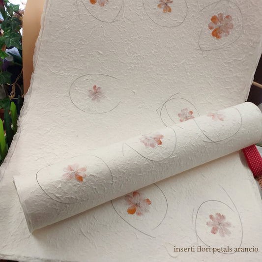 Carta gelso fatta a mano con fiori giallo arancio inserti petali foglie rafia base avoha bianca uso packaging confezionamento regali bomboniere legatoria scrapbooking pasquale