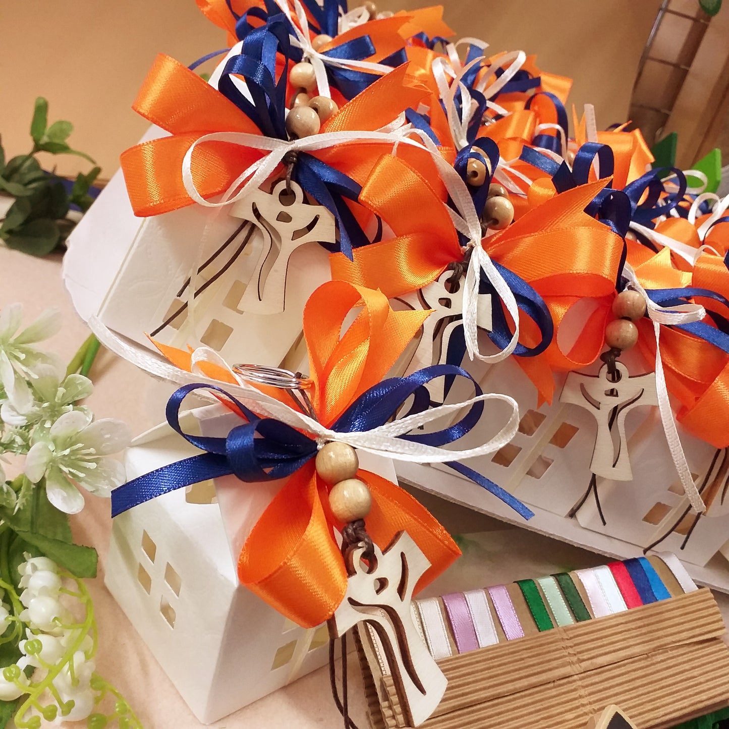 arancione blu scatoline casetta chiesetta bomboniere Prima Comunione Santa Cresima portachiavi Croce tau legno personalizzate confezionate confetti uso ricordini sacri religiosi maestre catechiste