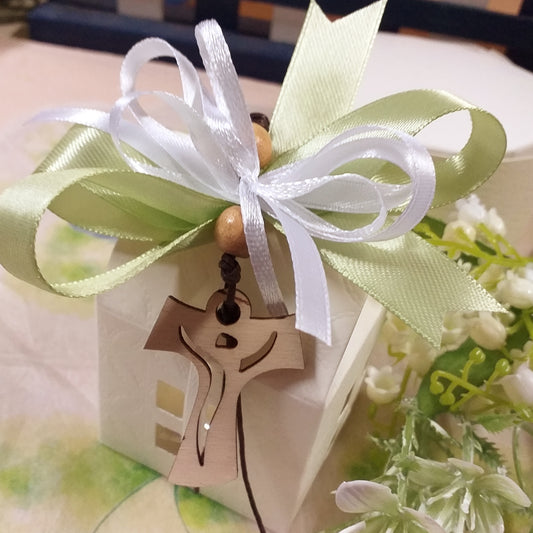 chiesetta casetta cartoncino scatolina portaconfetti bomboniera comunione cresima portachiavi tau croce legno perle corda nastro coccarda verde confezionata confetti