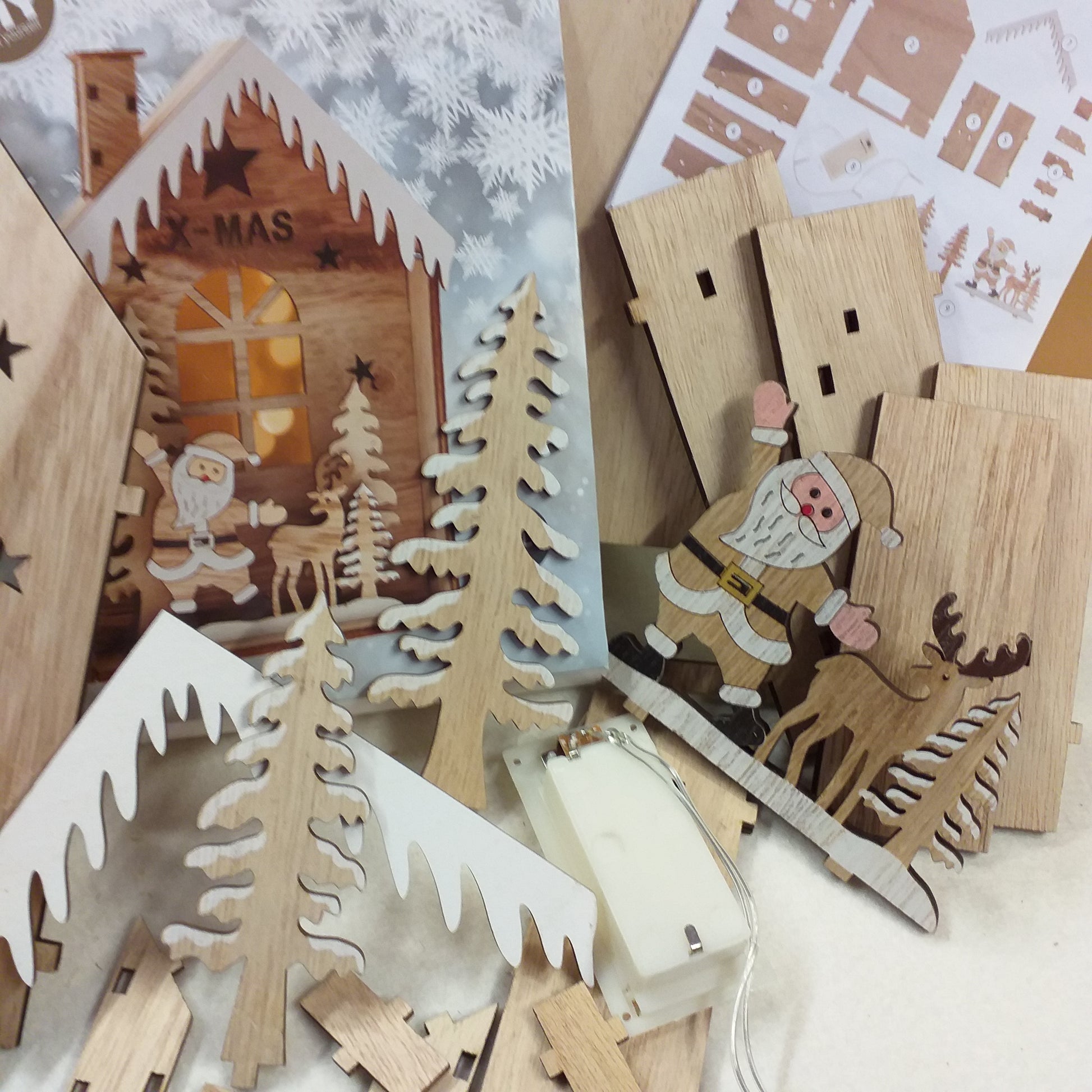 bambola Babbo Natale e casette natalizie luminose in legno fai da te Villaggio Natale con alberelli  porte finestre lucine led kit da incollare
