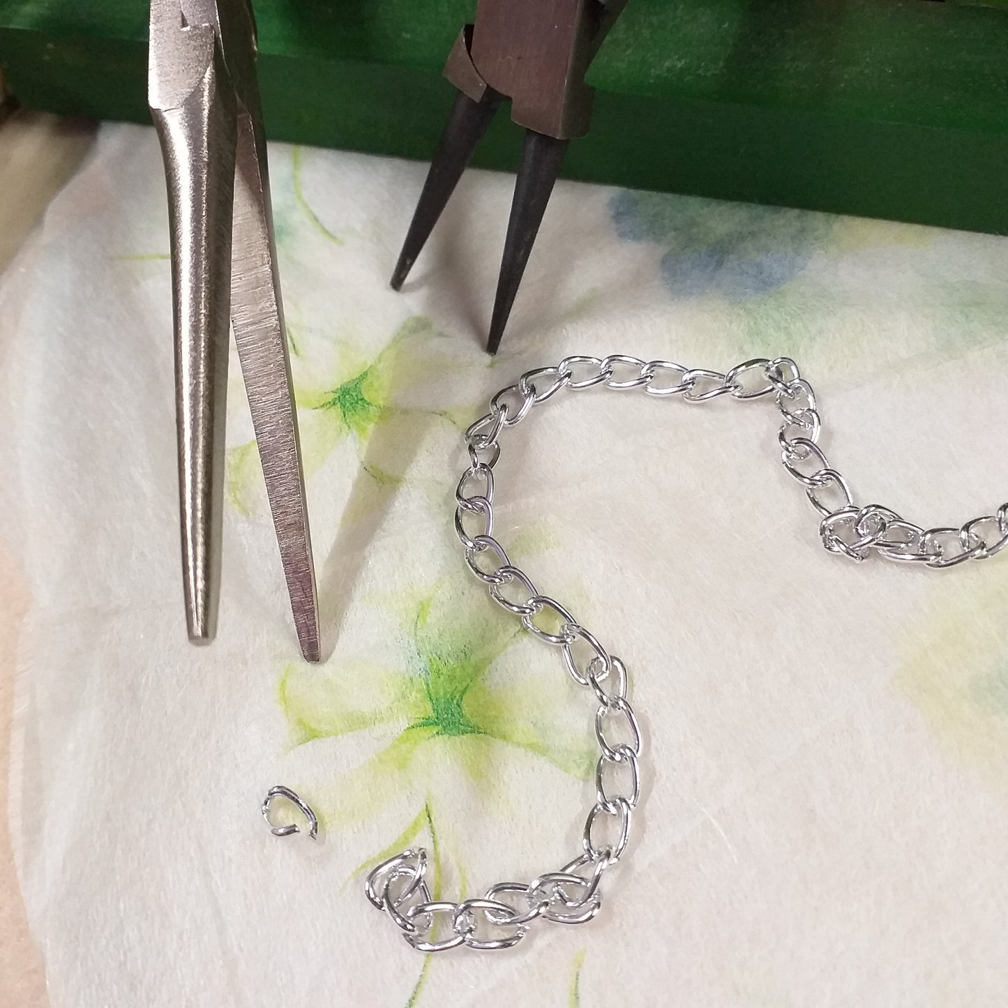 come aprire anellini magline non saldate di biker style catena bigiotteria fai da te metallo colore-argento vendita a metro uso collane orecchini bijoux gioielli di perline