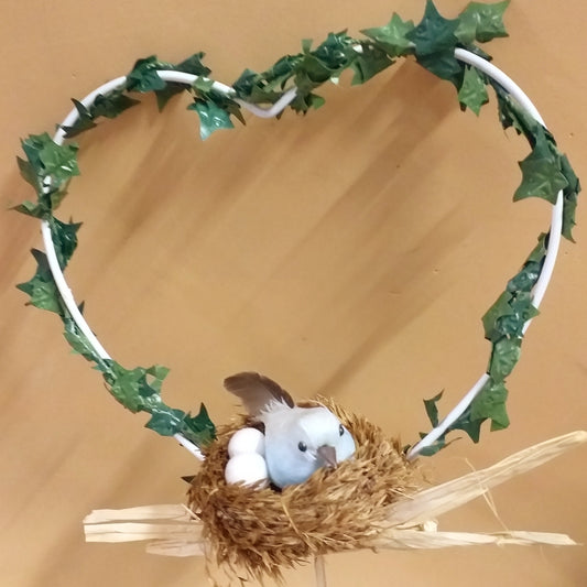 struttura cerchio cuore ferro metallo edera verde nido uccellino azzurro ovetti paglia rafia uso coroncine ghirlande pasquali addobbi decorazioni fai da te vetrinistica