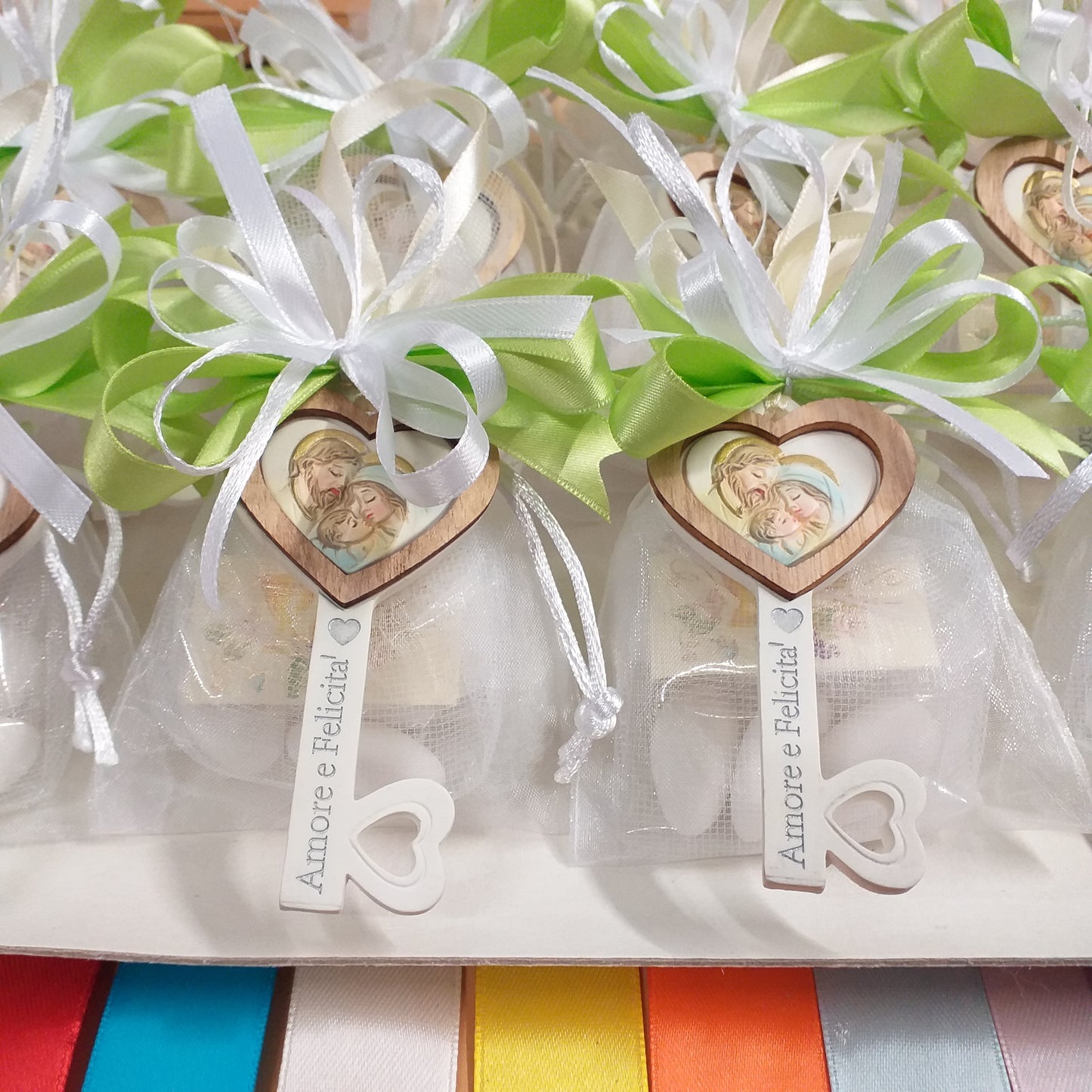 bomboniera confezionata confetti e sacchetti bianchi nastro verde bigliettino Prima Comunione Santa Cresima Battesimo matrimonio icona chiave Sacra Famiglia Giuseppe Madonna Bambino Gesù oggetto religioso ricordino souvenir idea regalo