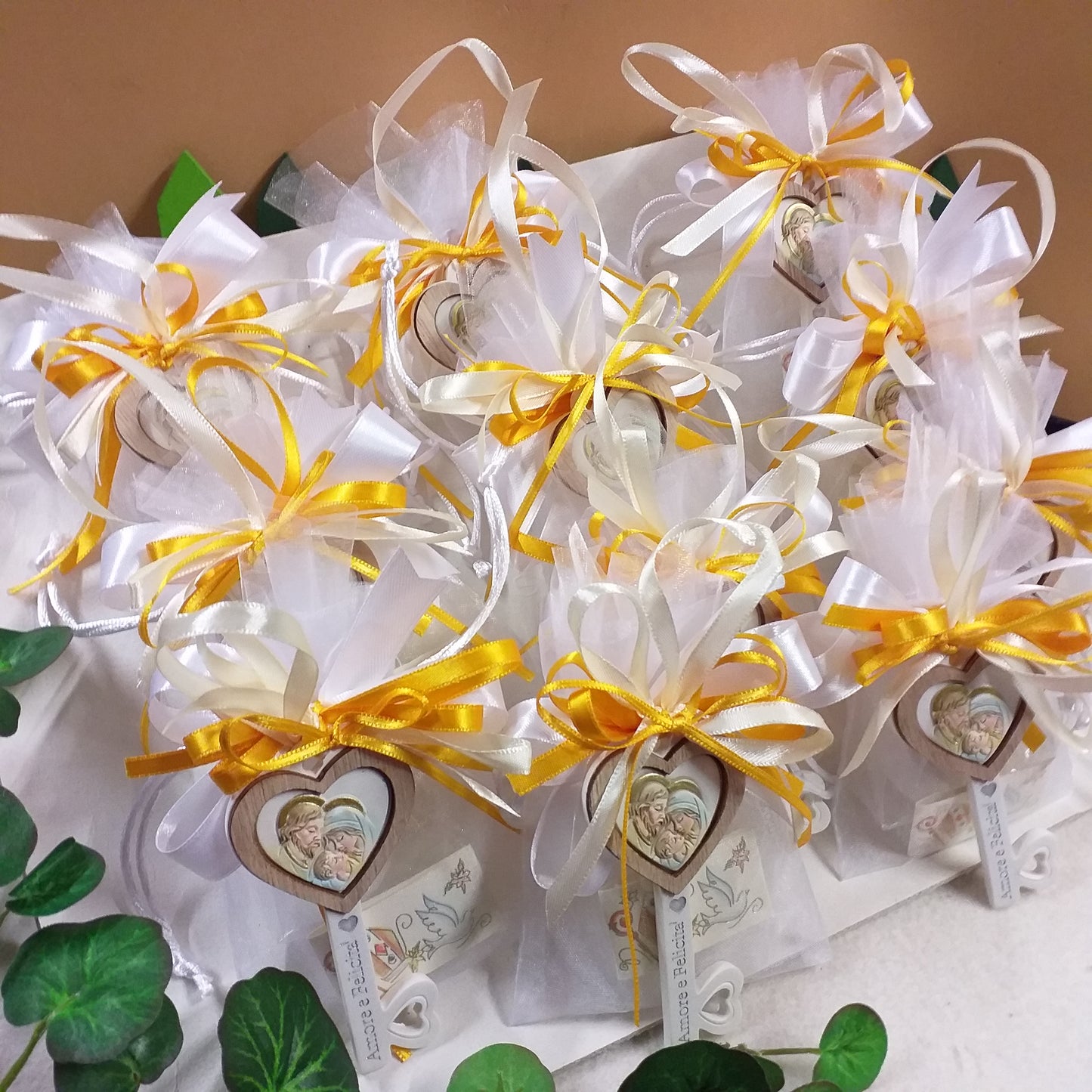 vassoio confettata scritta frasi Amore e Felicità su oggettino packaging sacchetto bianco nastri giallo oro girasole confezionato confetti bigliettino bomboniera Prima Comunione Santa Cresima Battesimo matrimonio icona Sacra Santa famiglia chiave ricordino religioso legno e ceramica