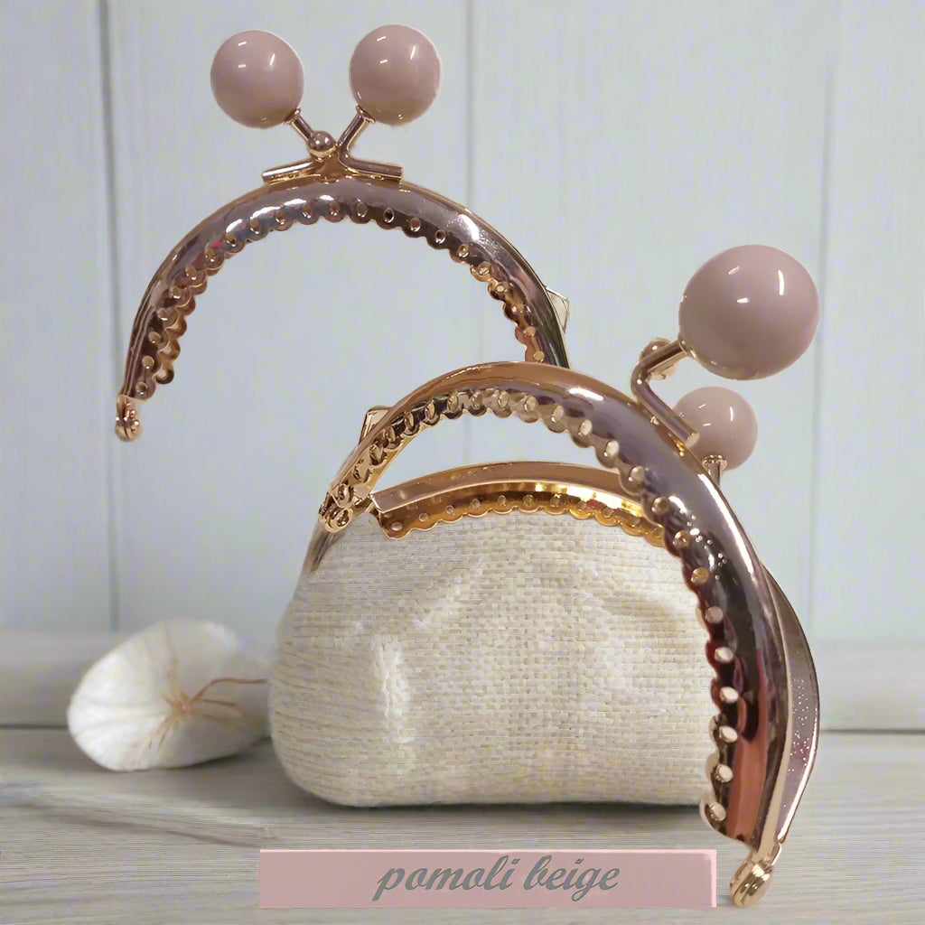 tonda ottone pomoli pomelli perle palline beige piccola chiusura clic clac a scatto per borsellino portamonete uncinetto lavori a maglia pochette mini clutch bag di tessuto stoffa
