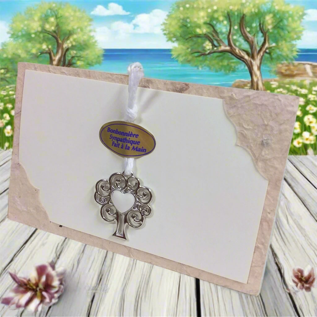 biglietto carta avoha fatta a mano idee segnaposto ristorante chiudipacco regalo packaging confezionamento cuore albero festa mamma pasqua ciondolo con tag sticker bonbonniéres a main cuoricini