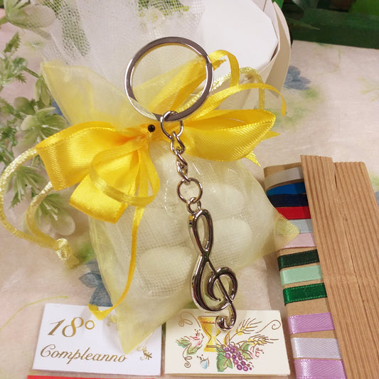 sacchettino confetti giallo confezionato 18° compleanno comunione con portachiavi metallo ciondolo chiave di violino sol laurea musica conservatorio