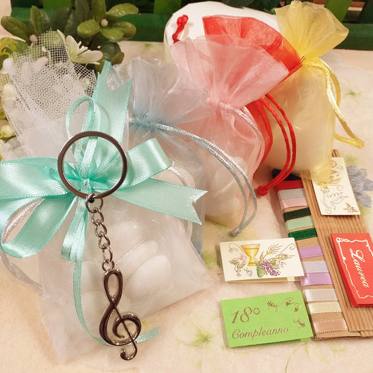 tiffani-chiaro sacchetto confezionato confetti per compleanno comunione cresima composizione con portachiavi metallo ciondolo chiave di violino sol bomboniere musica conservatorio
