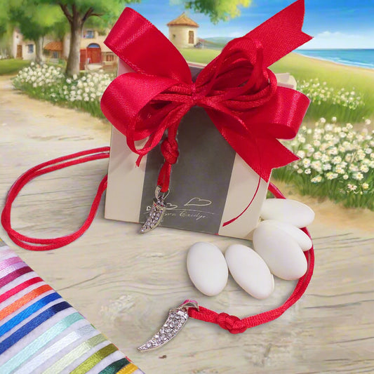 cornetto brillantini ciondolo portafortuna collanina bomboniera confezionata confetti idea regalo scelta nastrini colori per scatolina packaging laurea rosso coccarda Comunione Cresima