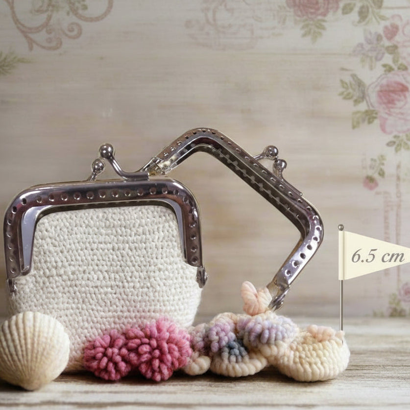 rettangolare piccola chiusura clic clac a scatto per borsellino portamonete uncinetto pochette mini clutch bag di tessuto stoffa pomoli metallo argentati
Details
JPG
• 1024 × 1024
• 279.2 kB
Added Jul 4, 2025
Used in