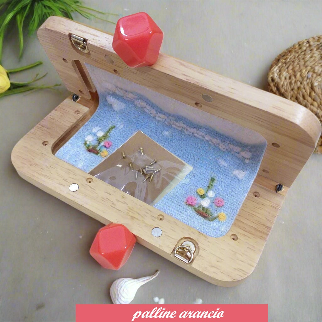 palline pomelli arancio pomoli colorati chiusure clic clac legno wooden clutch bags per borse uncinetto pochette da sera cerimonia lavoro a maglia artigianale telaio aperto con viti