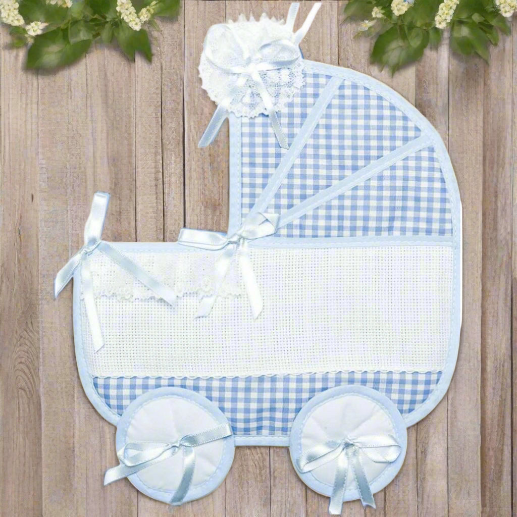 carrozzina culla maschio bimbo azzurro celeste coccarda da nascita fiocco da ricamare a punto croce tela aida e stoffa di cotone per costruire fuoriporta
