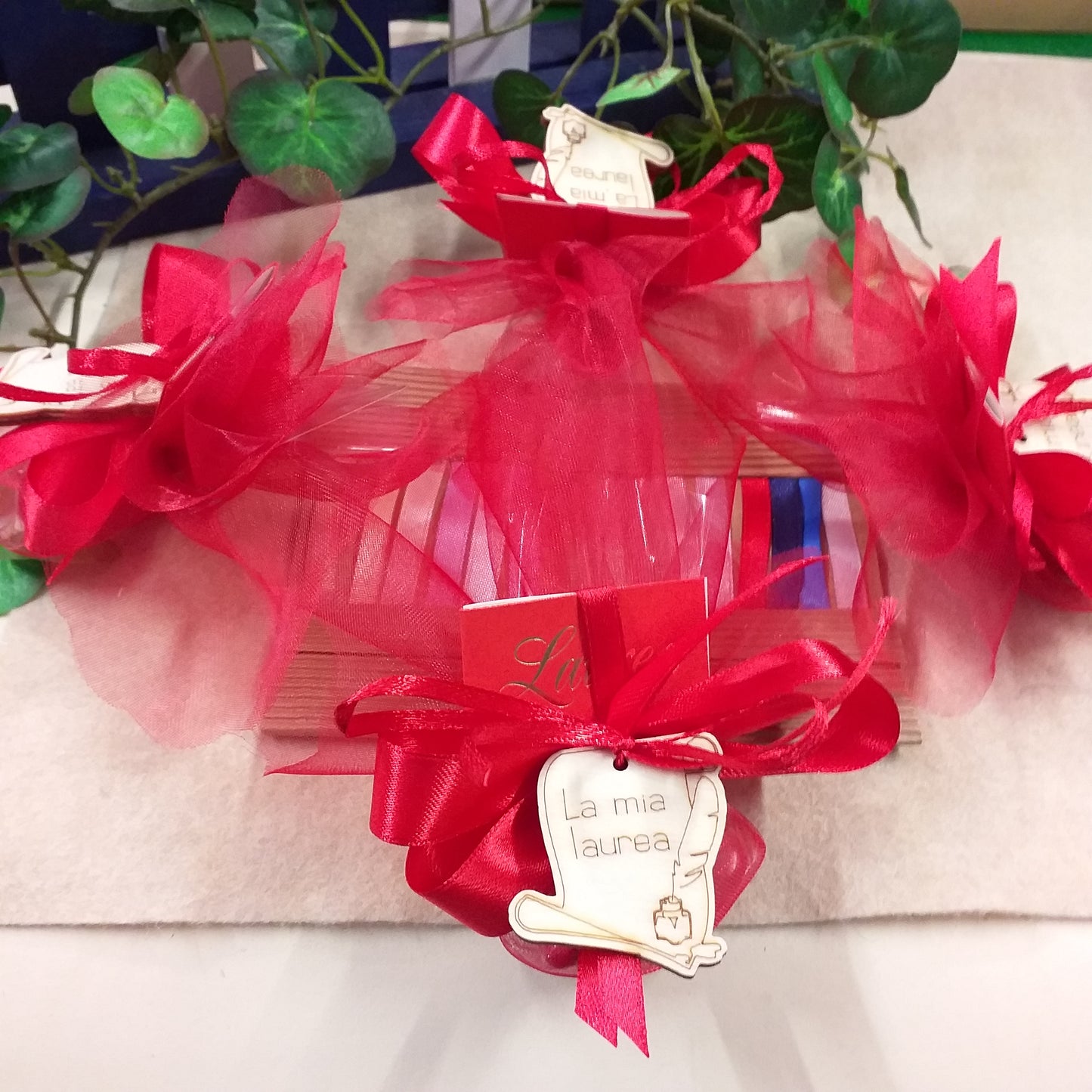 come confezionare sacchetti laurea rossi fai da te kit e confezionati italian confetti rossi ciondolo pergamena legno segnaposto bomboniere scelta colori nastrini