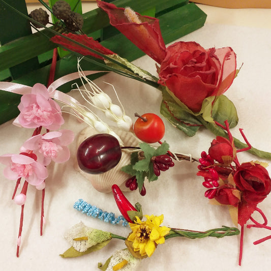 composizioni floreali miste artificiali rose rosse juta bacche frutta fiori uso per segnaposto pasquale o natalizio addobbi fai da te hobby creativi packaging confezionamento chiudipacco bomboniere regalini