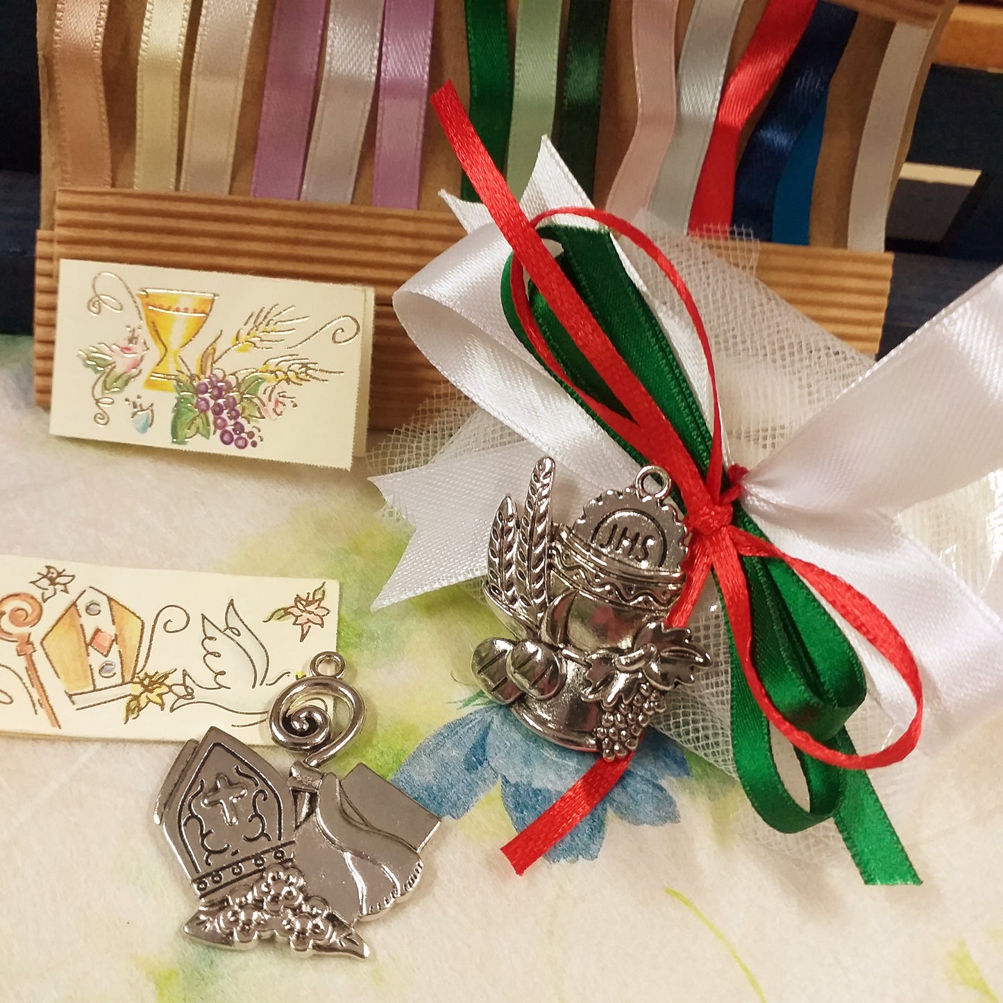 coccarda bianco rosso verde ciondolo segnaposto Calice Comunione spighe uva pane Mitria Cresima giglio pastorale icona Sacra religiosa applicazione metallo con simboli bigliettino confezione confetti tulle scatolina bomboniera italiana
