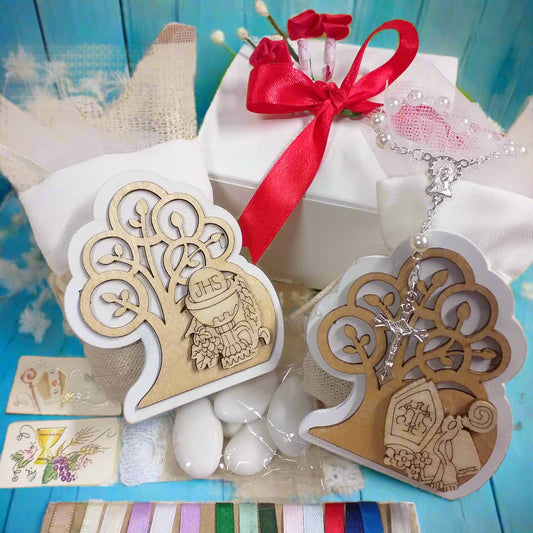 piantina albero della vita legno icona bomboniere sacre religiose Santa Cresima simboli pastorale Mitria colomba Santo Giorno Prima Comunione calice spighe uva confezionata con Rosario di perle decina Croce metallo zama confetti bigliettino