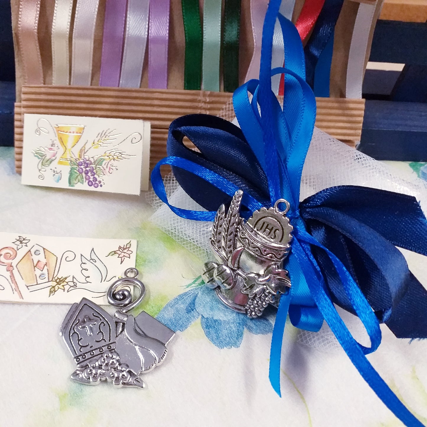 coccarda blu ciondolo segnaposto Calice Comunione spighe uva pane Mitria Cresima giglio pastorale icona Sacra religiosa applicazione metallo con simboli bigliettino confezione confetti tulle scatolina bomboniera