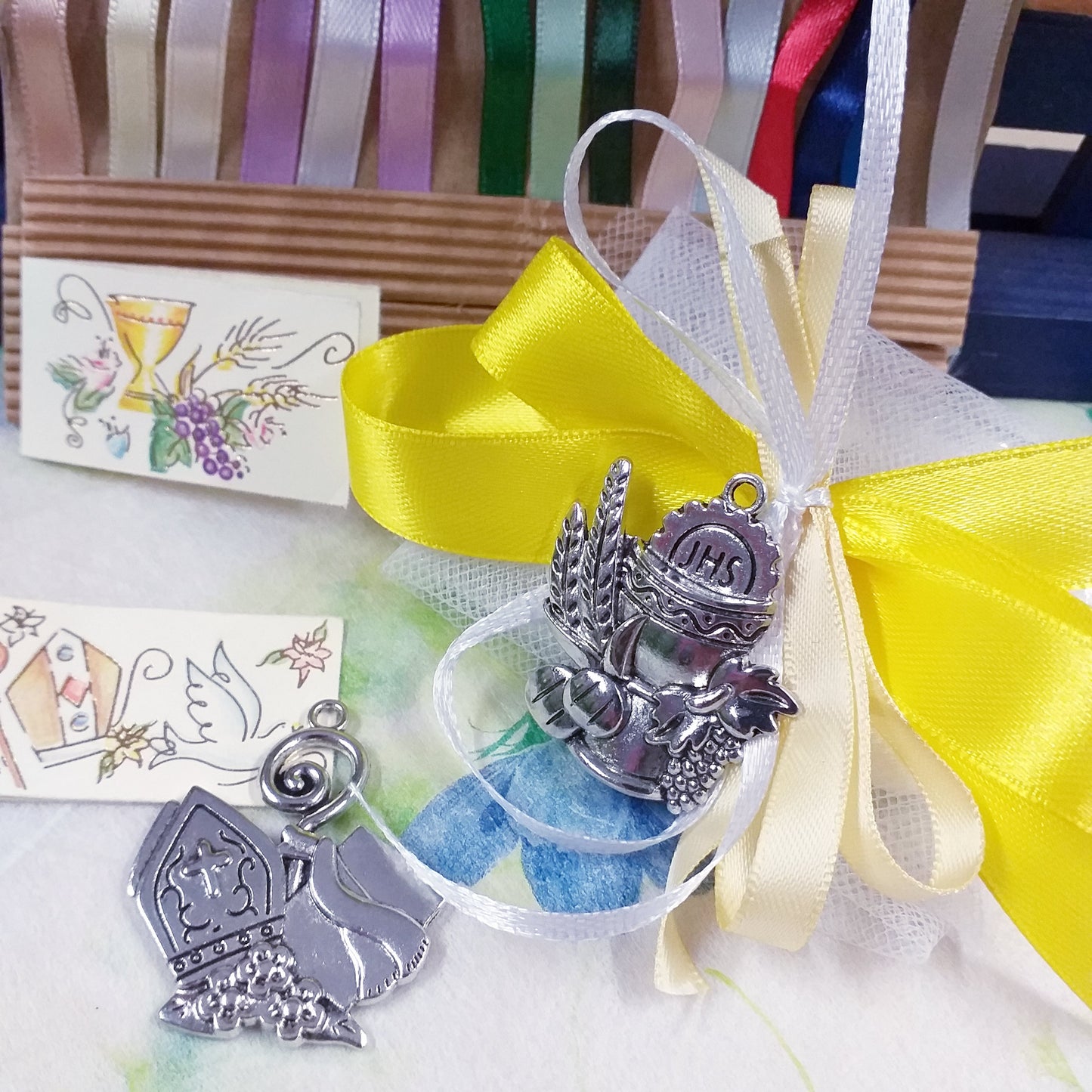 coccarda gialla ciondolo segnaposto Calice Comunione spighe uva pane Mitria Cresima giglio pastorale icona Sacra religiosa applicazione metallo con simboli bigliettino confezione confetti tulle scatolina bomboniera