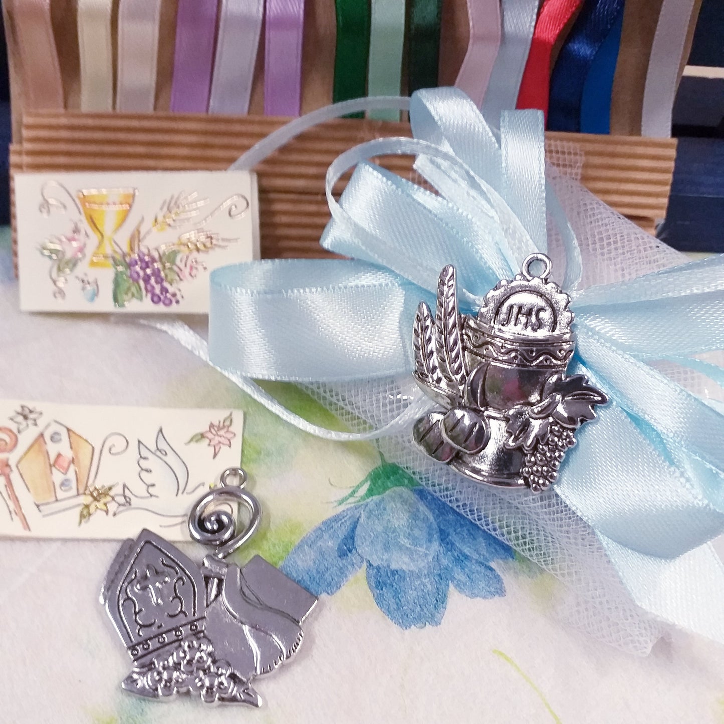 scelta nastrini e coccarda azzurra ciondolo segnaposto Calice Comunione spighe uva pane Mitria Cresima giglio pastorale icona Sacra religiosa applicazione metallo con simboli bigliettino confezione confetti tulle scatolina bomboniera