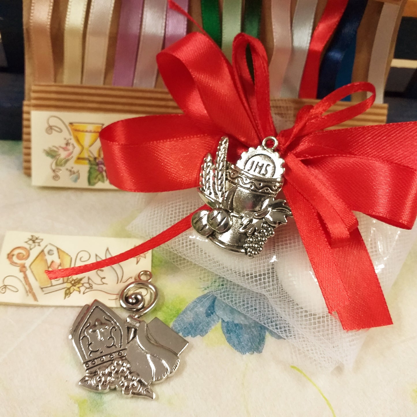 coccarda rossa ciondolo segnaposto Calice Comunione spighe uva pane Mitria Cresima giglio pastorale icona Sacra religiosa applicazione metallo con simboli bigliettino confezione confetti tulle scatolina bomboniera