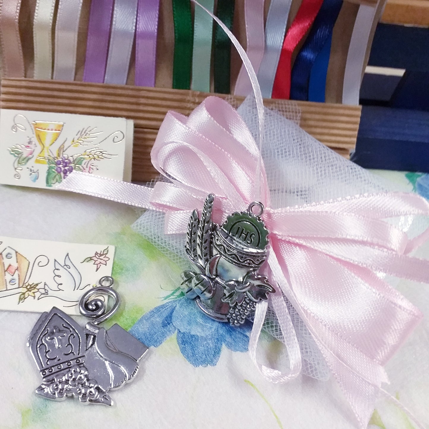 coccarda rosa pastello ciondolo segnaposto Calice Comunione spighe uva pane Mitria Cresima giglio pastorale icona Sacra religiosa applicazione metallo con simboli bigliettino confezione confetti tulle scatolina bomboniera