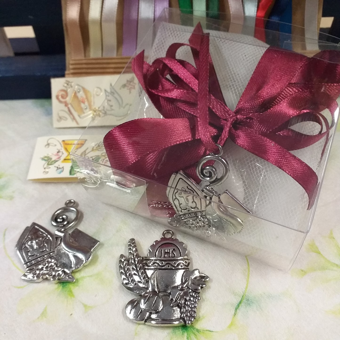 coccarda bordeaux ciondolo segnaposto Calice Comunione spighe uva pane Mitria Cresima giglio pastorale icona Sacra religiosa applicazione metallo con simboli bigliettino confezione confetti tulle scatolina bomboniera