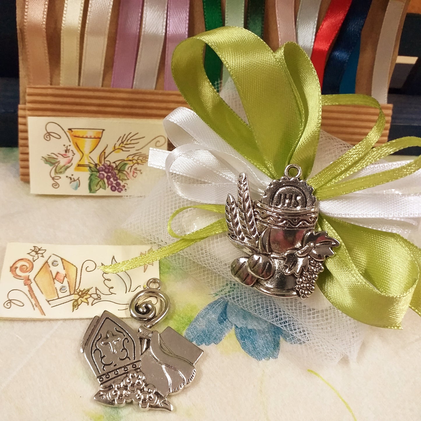 coccarda verde chiaro ciondolo segnaposto Calice Comunione spighe uva pane Mitria Cresima giglio pastorale icona Sacra religiosa applicazione metallo con simboli bigliettino confezione confetti tulle scatolina bomboniera