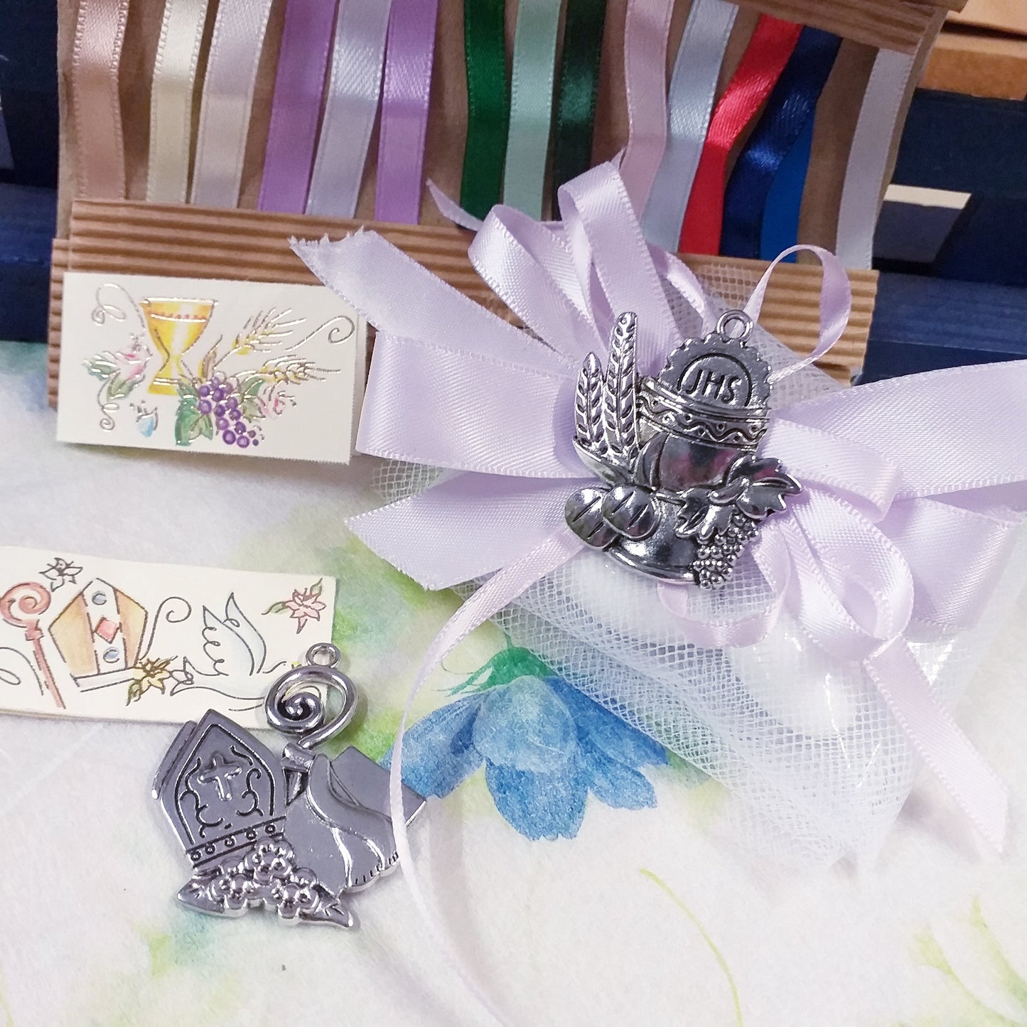 coccarda lavanda lilla chiaro ciondolo segnaposto Calice Comunione spighe uva pane Mitria Cresima giglio pastorale icona Sacra religiosa applicazione metallo con simboli bigliettino confezione confetti tulle scatolina bomboniera