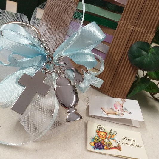 Sacchetto con portachiavi Croce Calice colomba Prima Comunione Santa Cresima insieme entrambe cerimonie Santo Giorno bomboniere religiose sacre confezionamento celeste azzurro bianco maschietto bambino colori scelta tulle e nastro
