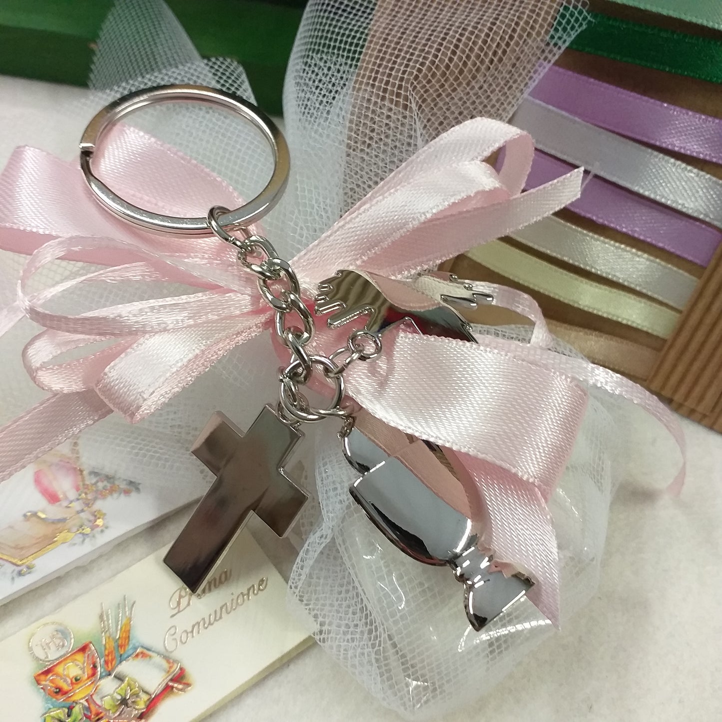 Sacchetto con portachiavi Croce Calice colomba Prima Comunione Santa Cresima insieme entrambe cerimonie Santo Giorno bomboniere religiose sacre confezionamento rosa bianco bimba femminuccia colori scelta tulle e nastro