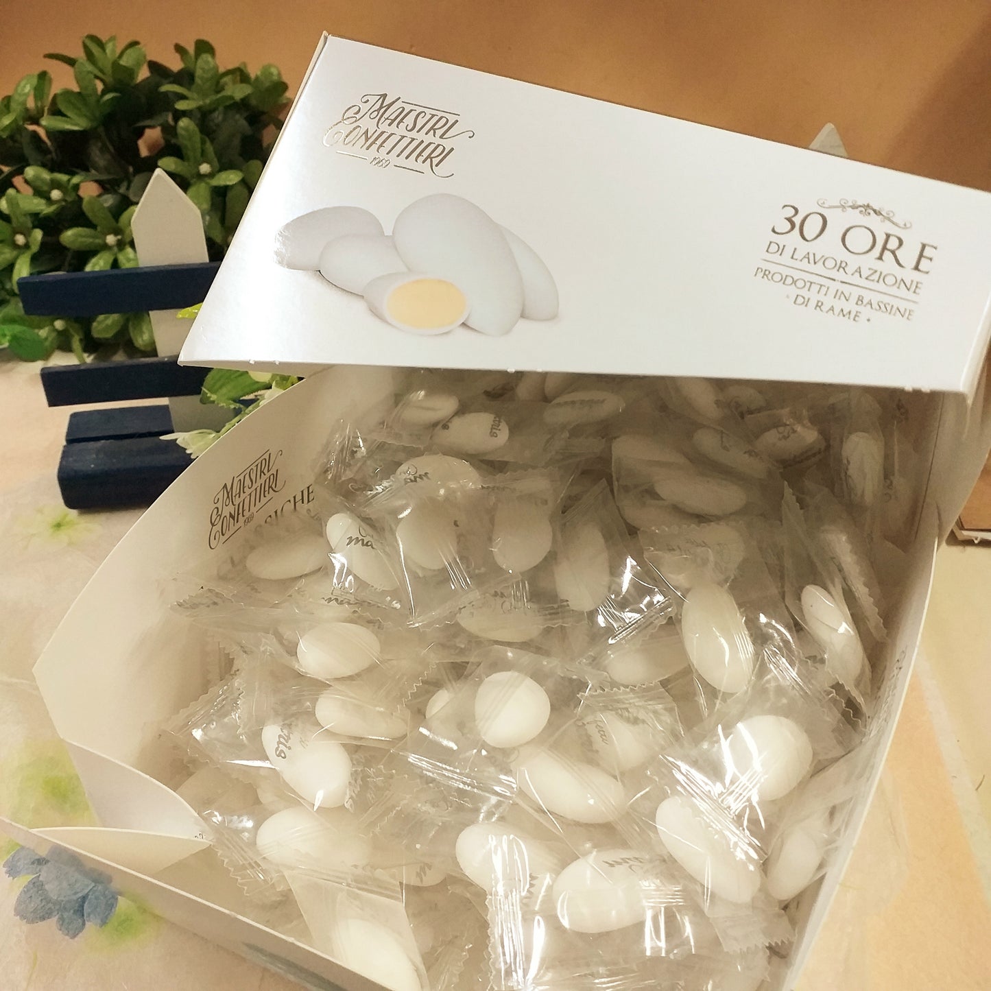 30 ore di lavorazione maestri confettieri confetti maxtris 500 g vassoio eccellenza italiana incartati singolarmente mandorla spagnola pelata bianchi prodotti in bassine di rame con vaniglia bourbon le classiche crystal