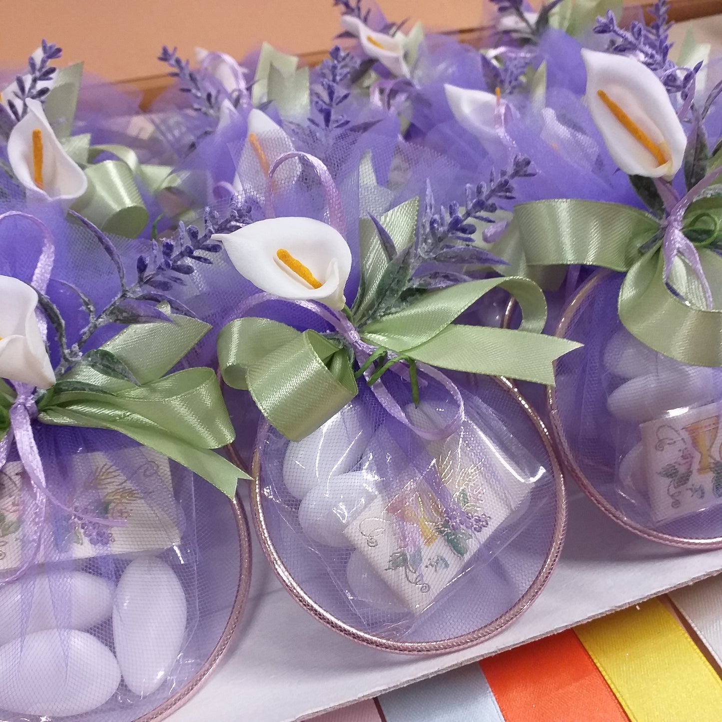 decorazioni mazzolino lavanda calla nastrino verde sacchetti portaconfetti confezioni confetti per bomboniere comunione con bigliettino confezionato modello cerchi di metallo ferro dorato ottone