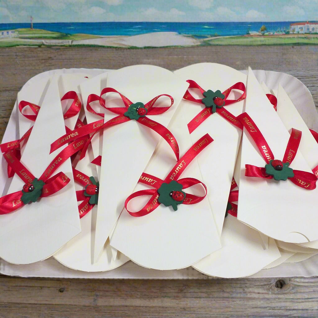 coni bianchi portaconfetti laurea bomboniere segnaposto coccinella quadrifoglio portafortuna per confezionare confetti dolcetti caramelle cioccolatini nastrino con scritta dorata colore rosso