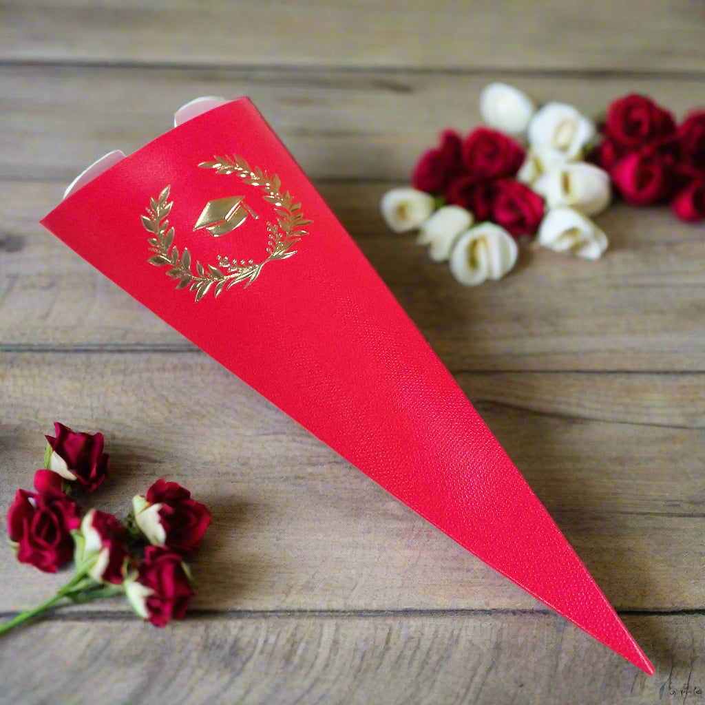 scatolina personalizzata tocco cappello dorato corona alloro cono rosso cartoncino portaconfetti laurea bomboniere per confezionamento confetti con bigliettino personalizzato