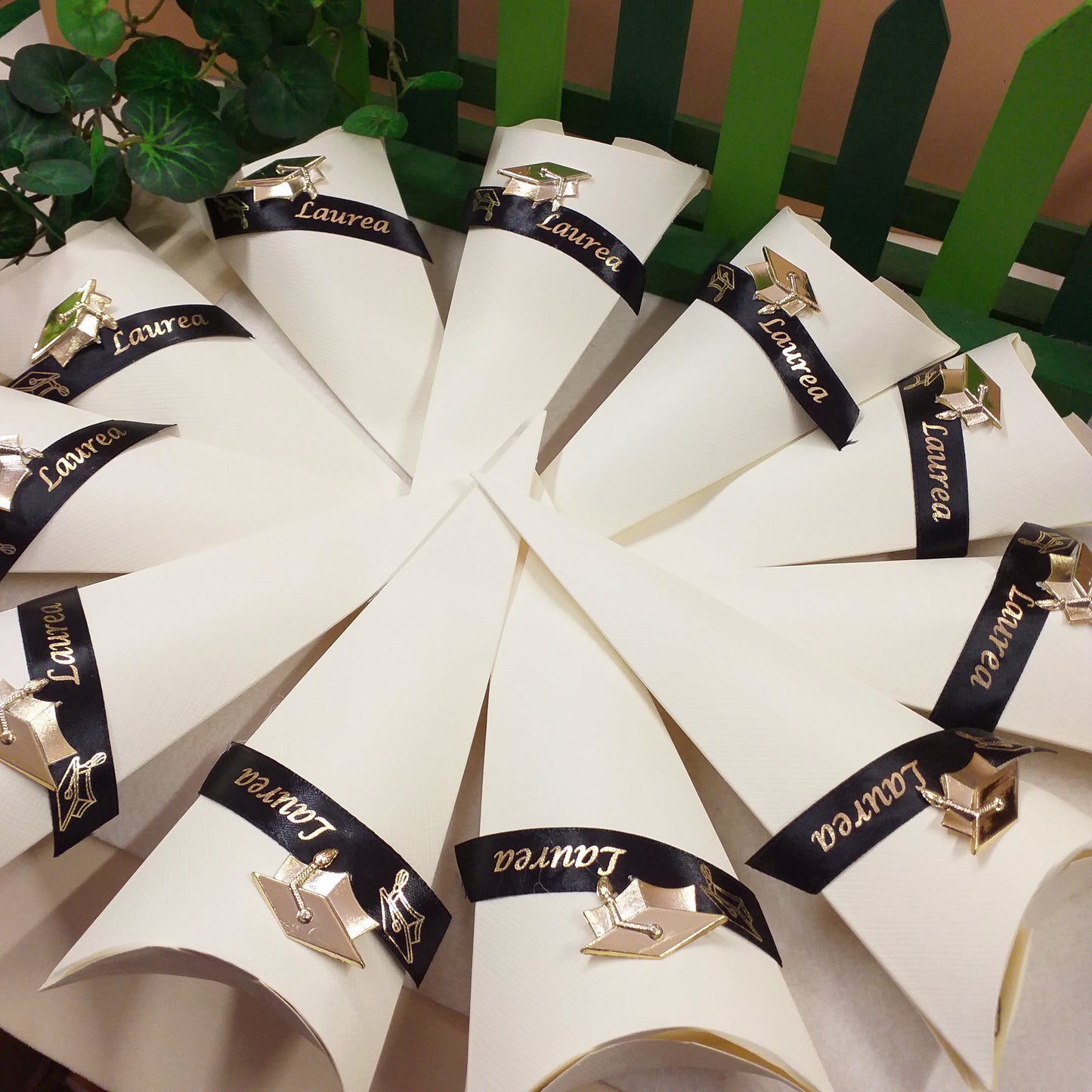 allestimento torta di scatoline con simboli tocco cappello dorato nastro cono portaconfetti laurea bomboniere per confezionamento confetti packaging o fai da te