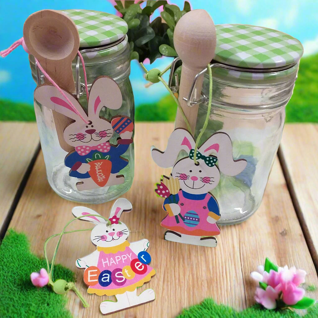 barattolo ermetico tappo ceramica prendi-miele composizione con ciondoli coniglietti pasquali colorati arancio rosa blu happy easter scritta welcome ovetti fiori uso packaging segnaposto idea regalo sorpresa ovetti cioccolato gadget souvenir