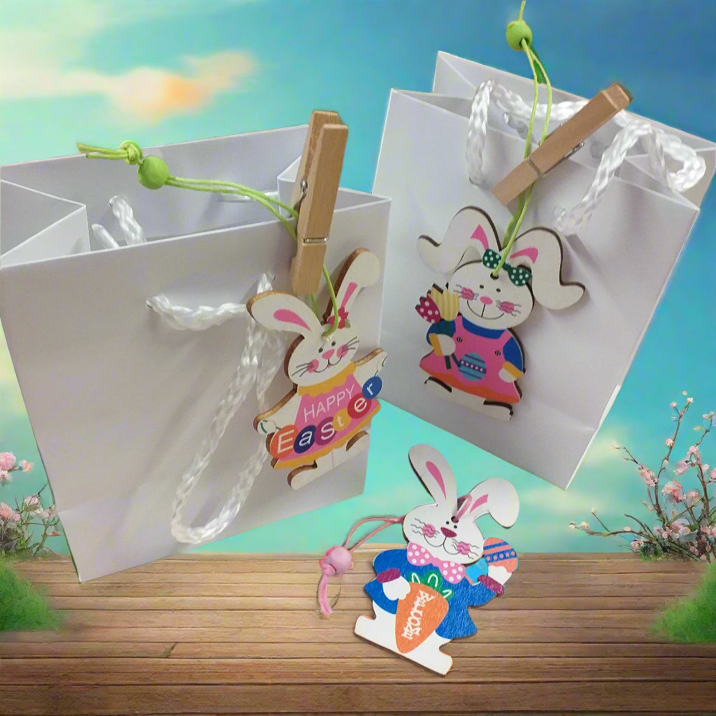 sportine borsine bianche shopper mini confezionamento con ciondoli coniglietti pasquali colorati arancio rosa blu happy easter scritta welcome ovetti fiori uso packaging segnaposto idea regalo sorpresa ovetti cioccolato gadget souvenir