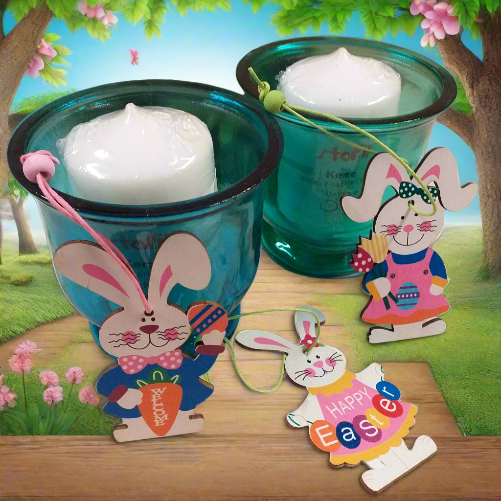 candela vasetto vetro verde blu composizione con ciondoli coniglietti pasquali colorati arancio rosa blu happy easter scritta welcome ovetti fiori uso packaging segnaposto idea regalo sorpresa ovetti cioccolato gadget souvenir