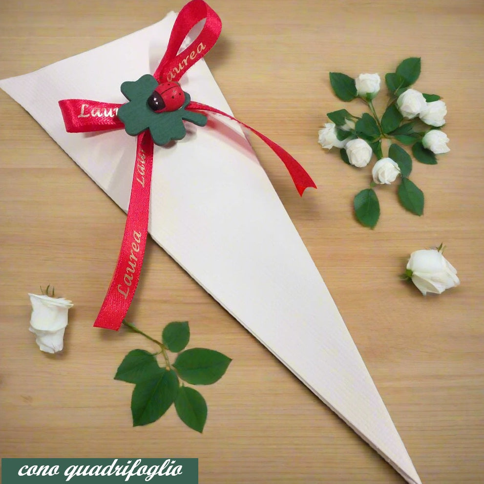 scatolina forma cono cartoncino panna coccarda scritta quadrifoglio verde coccinella rossa portaconfetti laurea uso confettata bomboniere confezionamento confetti packaging caramelle regalini