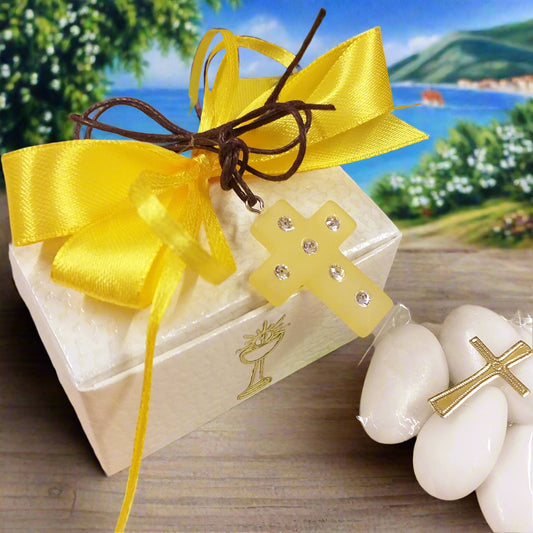 ciondolo Croce simil-polaris resina gialla strass brillantini collanina cordino marrone bomboniera Prima Comunione Santa Cresima confezionata confetti con scatolina astuccio bianca bigliettino nastri colori a scelta e fiocco giallo