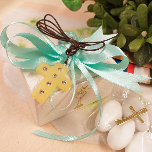 fiocco coccarda tiffani-pastello e ciondolo Croce simil-polaris resina gialla strass brillantini collanina cordino marrone bomboniera Prima Comunione Santa Cresima confezionata confetti con scatolina astuccio bianca bigliettino