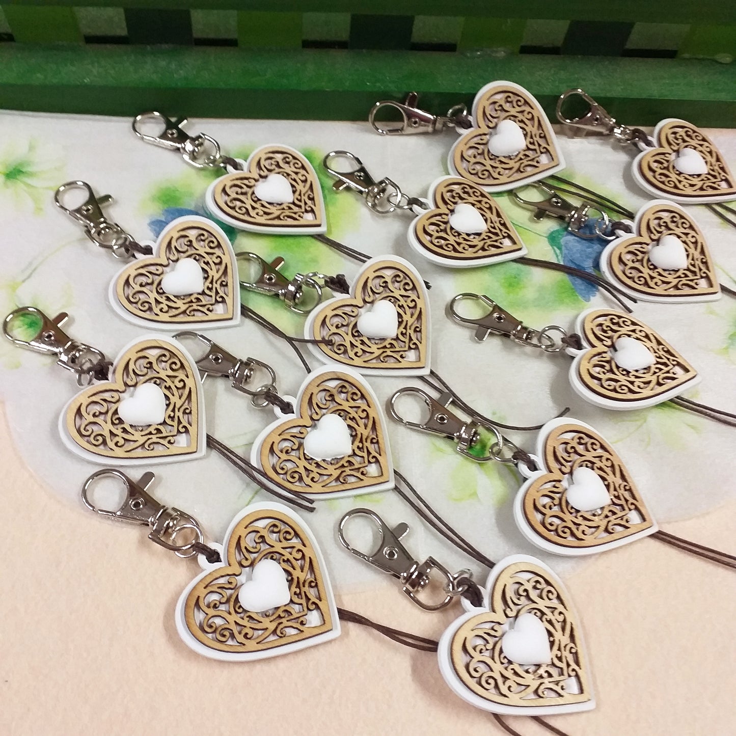 gadget souvenir packaging working progress segnaposto bomboniera portachiavi cuore legno intagliato gessetto moschettone cordino cerato marrone