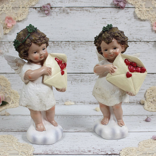 davanti e profilo di statuette angelo cupido san valentino confezione regalo cuoricini palloncini rossi angioletto in piedi letterina con cuore oggettistica regalo vetrinistica fai da te